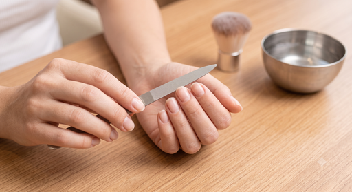 قص وبرد يدين 